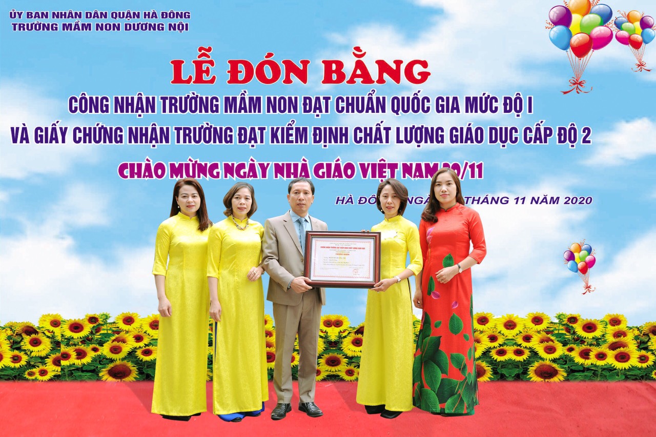 BGH nhà trường đón bằng công nhận Trường MN chuẩn quốc gia